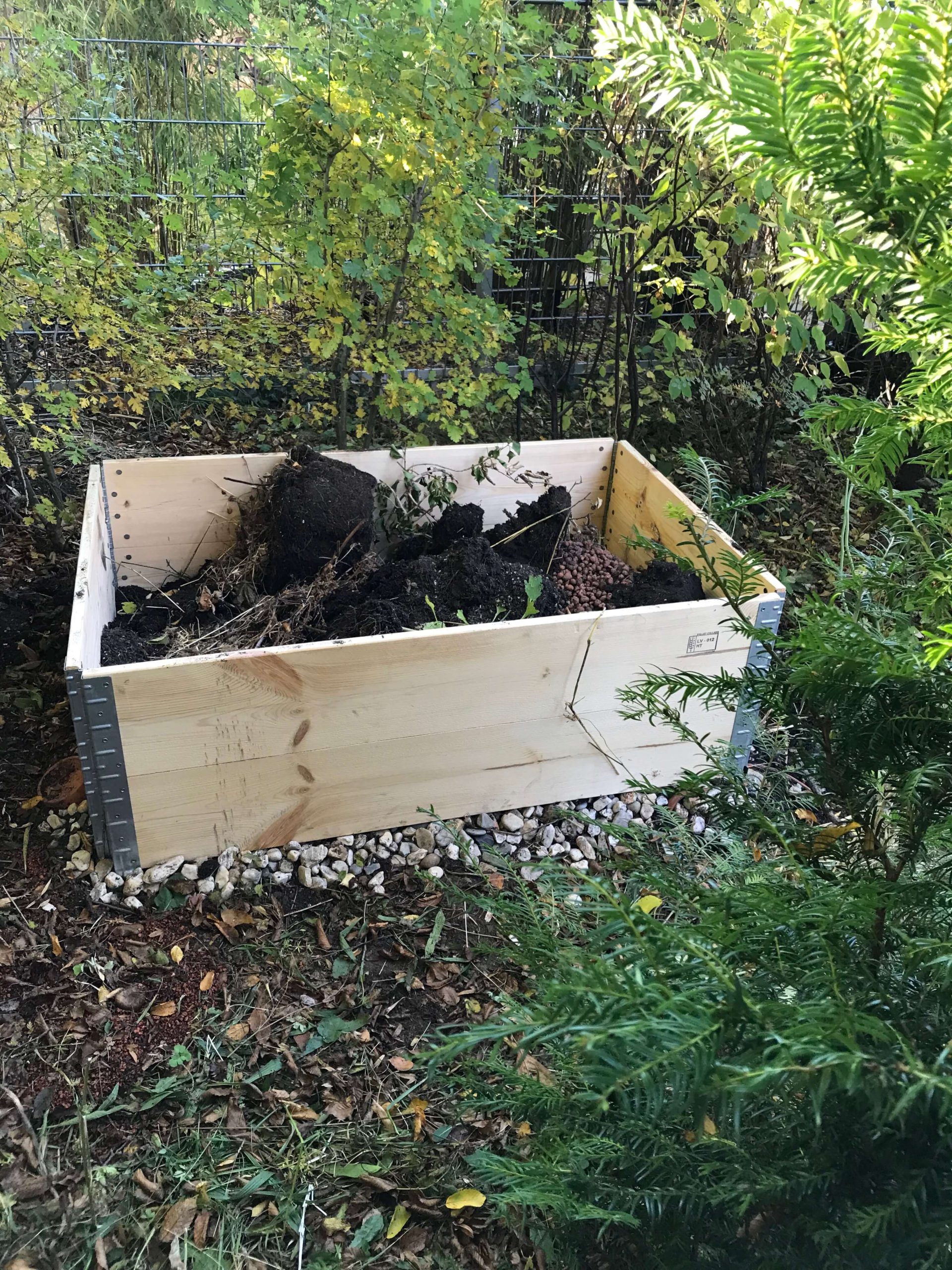 Erde und Gartenabfälle im Hochbeet